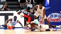 Pebasket Prancis, Sylvain Francisco, berusaha melepaskan diri dari adangan pebakset Pantai Gading pada pertandingan FIBA World Cup 2023 di Indonesia Arena, Sabtu (2/9/2023). Prancis menang dengan skor 87-77. (Bola.com/M Iqbal Ichsan)