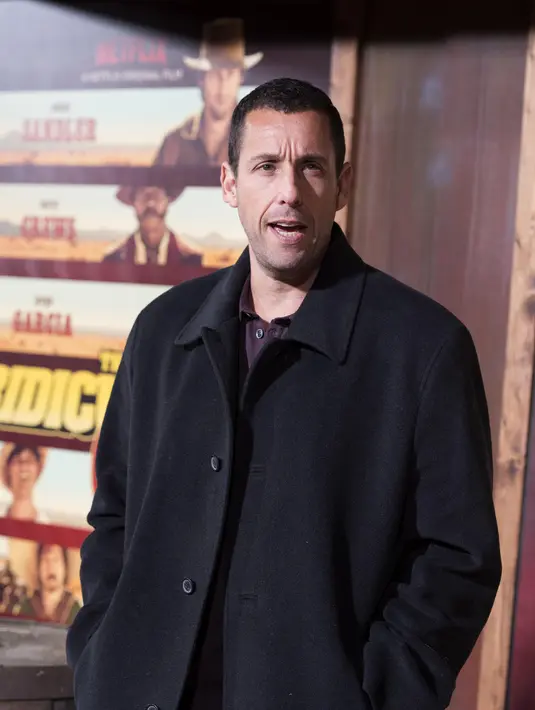 Adam Sandler. Aktor komedi asal Amerika ini selalu berhasil mengocok perut penonton di setiap filmnya. Adam merupakan ayah dari dua anak, Sadie Madison Sandler (9 tahun) dan Sunny Madeline Sandler (7 tahun). (AFP/Bintang.com)