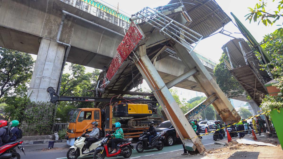 JPO Tendean Nyaris Ambruk Usai Ditabrak Truk Crane