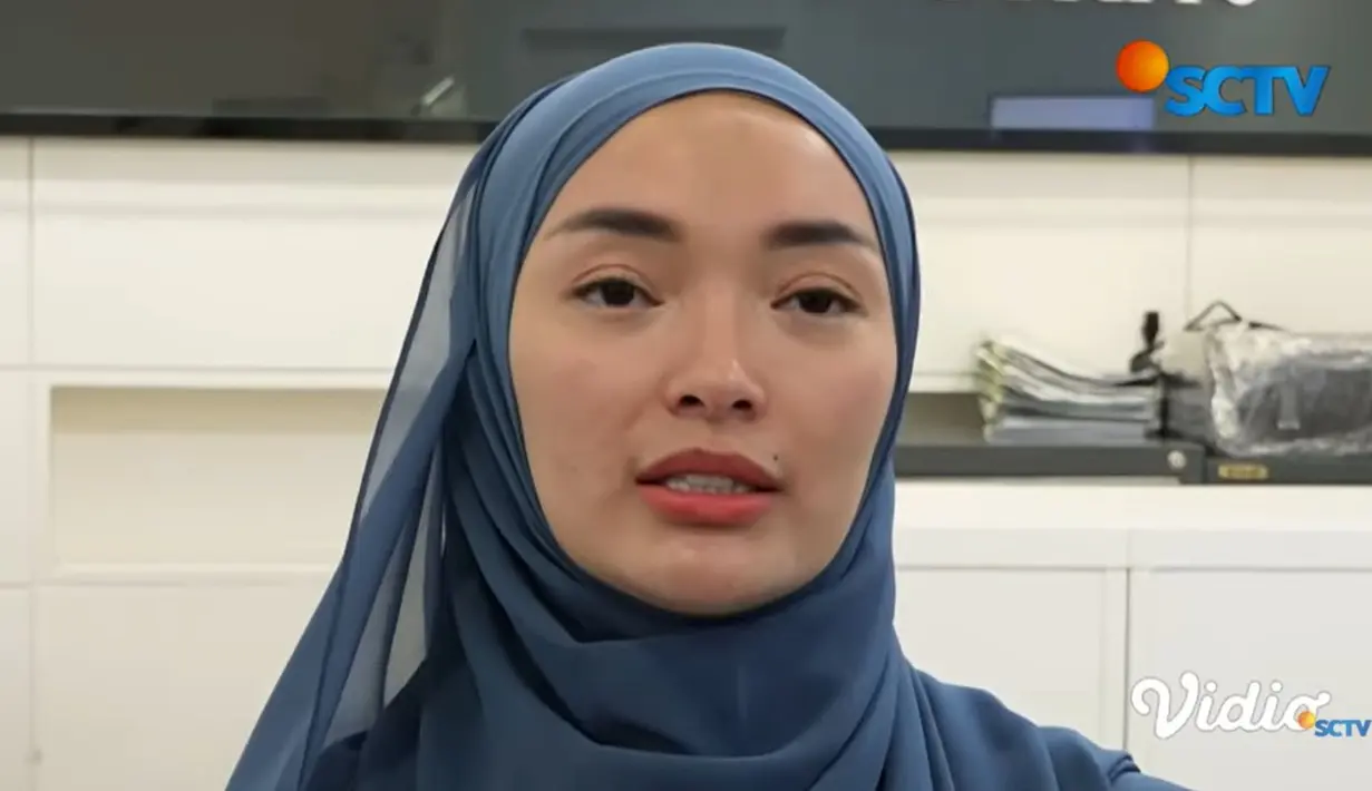 "Semua kan yang mengatur sudah Allah, ya. Rezeki, apapun itu Allah yang mengatur, jadi eneng semua serahkan sama Allah. Apapun yang terjadi kedepannya, eneng serahkan sama Allah," kata Zaskia Gotik.  [Youtube/SCTV]