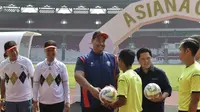 Menteri Pemuda dan Olahraga Republik Indonesia, Dito Ariotedjo hari Kamis (26/10) pagi menghadiri pembukaan Asian Cup 2023 di Stadion Gelora Bung Karno, Senayan, Jakarta. Menpora Dito mengapresiasi Asian Cup 2023 sebagai ajang pembinaan bibit pemain sepak bola Indonesia. (foto:bagus/kemenpora.go.id)