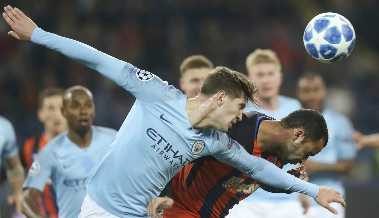 Bek Manchester City, John Stones, duel udara dengan pemain Shakhtar Donetsk, Ismaily, pada laga Liga Champions di Stadion Metalist, Selasa (23/10/2018). Shakhtar Donetsk kalah 0-3 dari Manchester City. (AP/Efrem Lukatsky)
