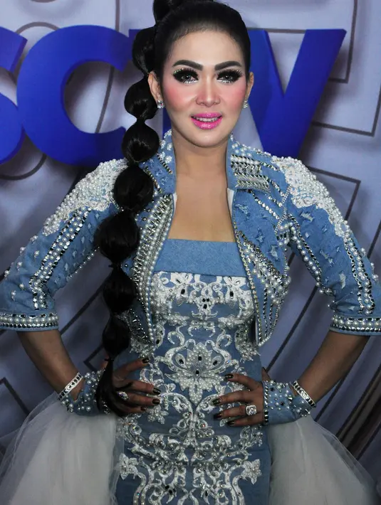 Pada malam puncak HUT SCTV yang digelar di Istora, Senayan, Syahrini tampil dengan bulu mata bertabur berlian. Meski agak takut dengan saat berkedip, tapi ia mengaku puas dengan penampilannya malam itu. (Nurwahyunan/Bintang.com)