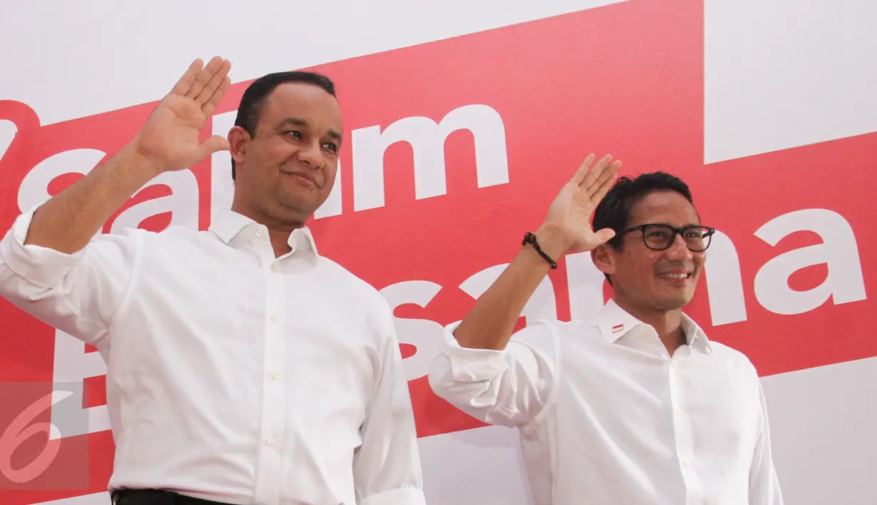 Pasangan calon gubernur Anies Baswedan dan cawagub Sandiaga Uno resmi meluncurkan logo Salam Bersama di kantor sekretariat pemenangan di kawasan Menteng, Jakarta, Kamis (20/10). (Liputan6.com/Yoppy Renato)