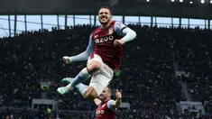 Pemain Aston Villa Emiliano Buendia melompat ke udara untuk merayakan gol ke gawang Tottenham Hotspur pada pertandingan sepak bola Liga Inggris di Stadion Tottenham Hotspur, London, 1 Januari 2023. Aston Villa mempermalukan Tottenham Hotspur dengan skor 2-0. (AP Photo/Ian Walton)