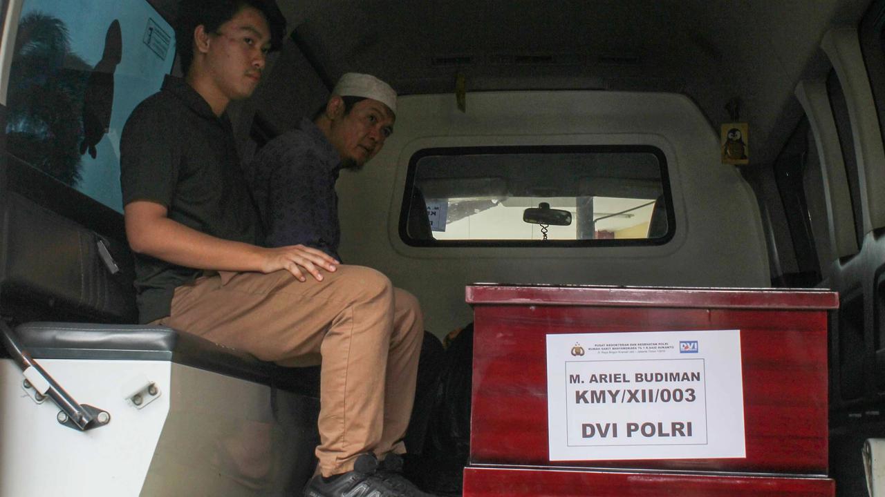 FOTO: Tangis Keluarga Iringi Penyerahan Jenazah Korban Kebakaran Terra Drone