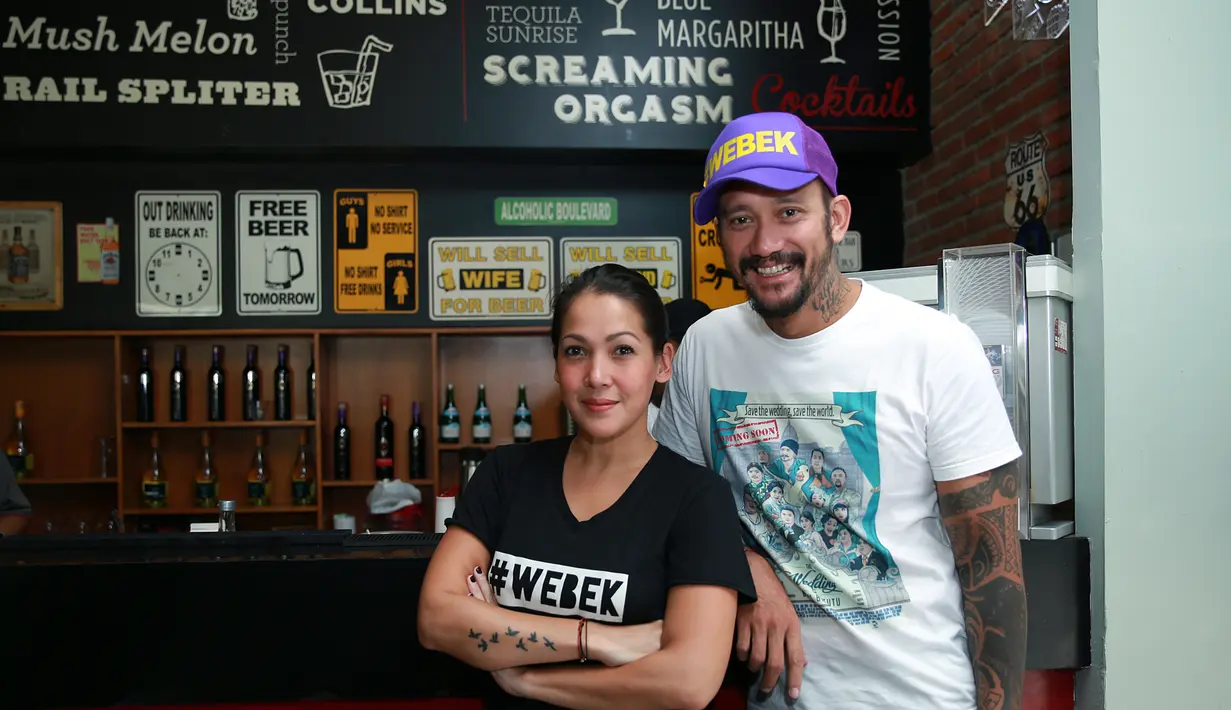 Tora Sudiro bekerjasama dengan istri tercinta, Mieke Amalia, dalam film yang juga merupakan ajang reuni para pemain Extravaganza ini. Mieke Amalia menjadi pemain sekaligus produser film ‘The Wedding & Bebek Betutu’. (Deki Prayoga/Bintang.com)