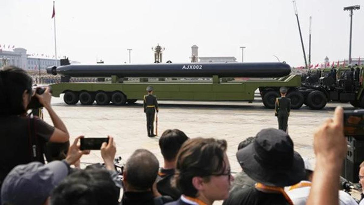 Drone bawah laut AJX002 ditampilkan kepada publik untuk pertama kalinya dalam parade militer China pada Rabu, (3/9/2025). (Dok.Ng Han Guan/AP)