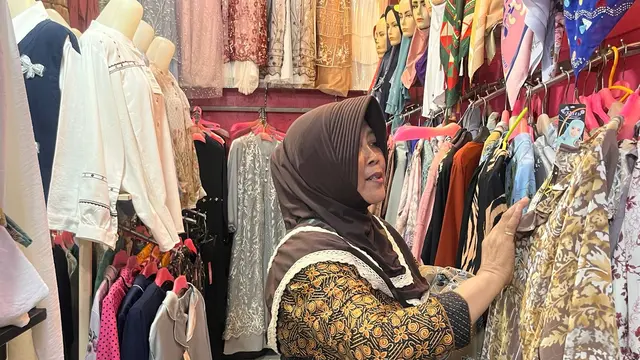 Marni Made (60) Pemilik Toko Pakaian Muslim di Pasar Cileungsi