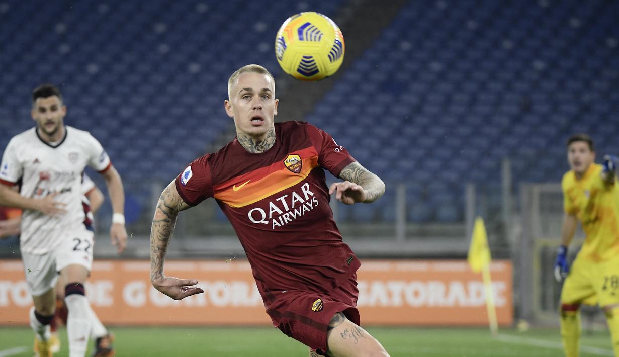 Rick Karsdorp. Pemain belakang ini didatangkan AS Roma dari Feyenoord pada awal musim 2017/2018. Hingga musim 2020/2021 ini telah bermain dalam 48 penampilan di semua ajang dengan mencetak 1 gol. Sempat dipinjamkan ke klub asalnya, Feyenoord pada musim 2019/2020. (AFP/Filippo Monteforte)