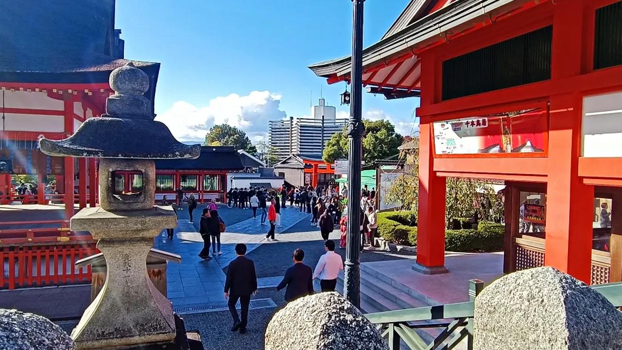 2. Lokasinya Berseberangan dengan Stasiun Inari