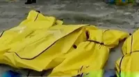 Dari helikopter Polri terpantau beberapa jenazah yang mengapung di laut dievakuasi oleh Tim SAR yang menggunakan kapal.