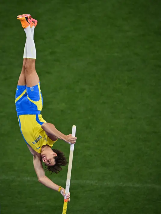 Keberhasilan Duplantis memecahkan rekor dunia dan meraih emas Olimpiade Paris 024 dari nomor lompat galah disambut meriah para penonton di Stade de France. (Andrej ISAKOVIC / AFP)