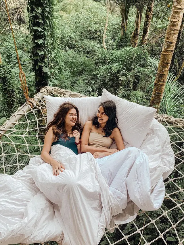 Potret Persahabatan Rebecca Tamara dan Valerie Krasnadewi. (Sumber: Instagram/rebbecatamara)