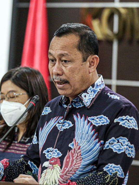 <p>Ketua Komnas HAM Ahmad Taufan Damanik menyampaikan keterangan perkembangan pemantauan dan penyelidikan atas peristiwa baku tembak yang terjadi di rumah dinas mantan Kadiv Propram Polri di Kantor Komnas HAM, Jakarta, Senin (8/8/2022). Komnas HAM menggandeng Komnas Perempuan untuk memeriksa istri Irjen Ferdy Sambo, Putri Candrawathi, terkait kasus tewasnya Brigadir Nofriansyah Yoshua Hutabarat atau Brigadir J. (Liputan6.com/Faizal Fanani)</p>