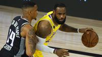 Bintang Lakers, LeBron James tidak bermain penuh saat timnya kalah dari Sacramento Kings pada laga lanjutan NBA 2019/2020. (Kevin C. Cox / GETTY IMAGES NORTH AMERICA / Getty Images via AFP)