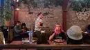 Sejumlah pengunjung makan di Lowell Cafe di Hollywood Barat, California (30/9/2019). Disebut Lowell Farms: A Cannabis Cafe, perusahaan dengan 240 kursi yang sangat populer ini terbuka untuk orang berusia 21 tahun ke atas. (AFP Photo/Frederic J. Brown)