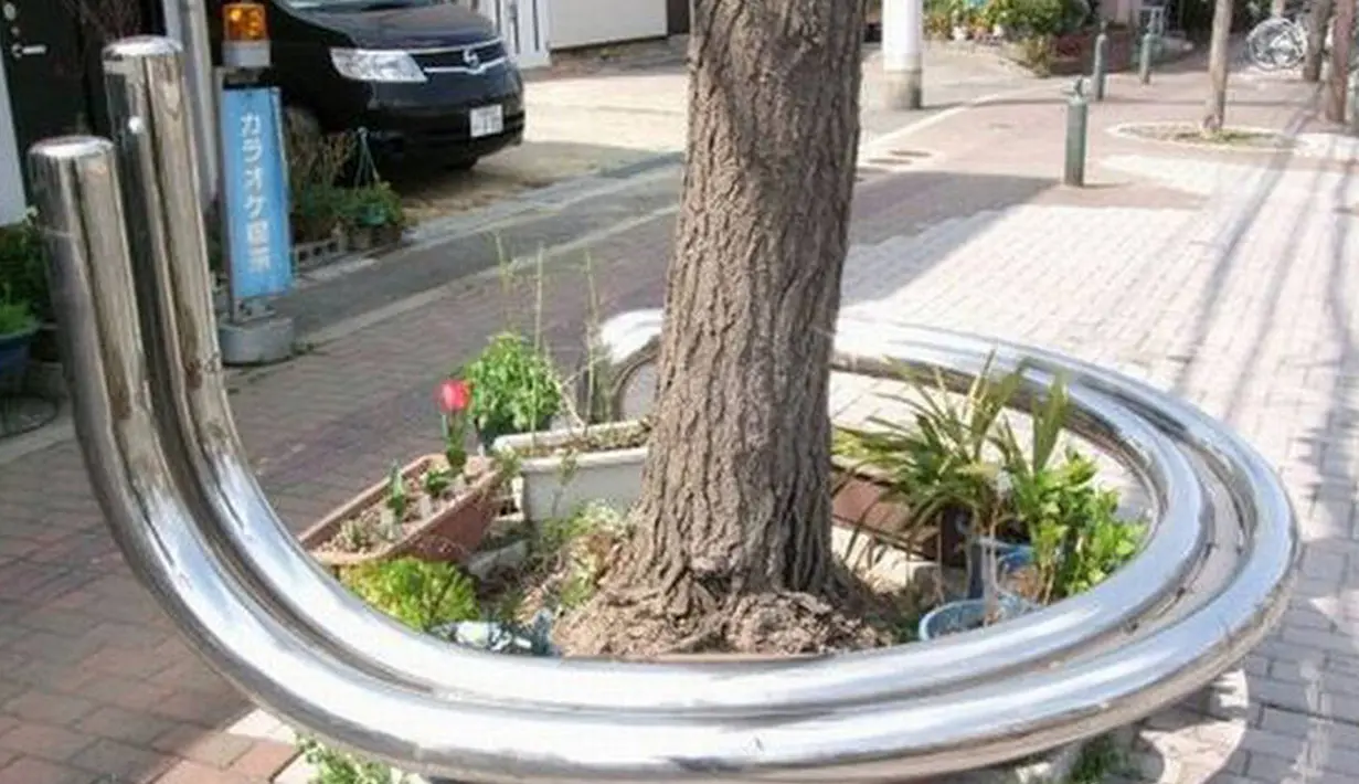 Bangku taman ini bisa jadi jalanan mobil Tamiya nih! (forum.xcitefun.net)