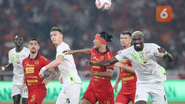 Foto: Ditemani Indra Sjafri, Momen Pelatih Baru Timnas Indonesia U-23 Gerald Vanenburg Pantau Laga Persija Vs Persebaya di BRI Liga 1
