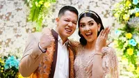 Miss International 2017, Kevin Liliana resmi bertunangan dengan Oskar Mahendra yang berbeda usia 10 tahun. (dok. Instagram @kevinlin/https://www.instagram.com/p/BzDQurmhdjn/Dinny Mutiah)