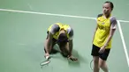 Ganda campuran Indonesia, Tontowi Ahmad / Winny Kandow
, usai dikalahkan Chan Peng Soon / Goh Liu Ying, pada Indonesia Open 2019 di Istora Senayan, Jumat (19/7). Tontowi / Winny kalah 11-21, 21-14 dan 14-21. (Bola.com/Vitalis Yogi Trisna)