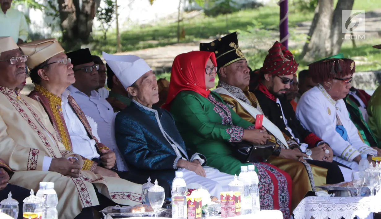 Tokoh nasional Rizal Ramli didampingi Sultan Tidore Husain Syah saat menghadiri HUT ke 910 Kota Tidore di Kesultanan Tidore, Sulawesi Utara, Kamis (12/4). Rizal Ramli mendapatkan gelar kehormatan Ngofa Tidore. (Liputan6.com/Pool/Ardi)