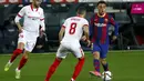 Bek Barcelona, Sergino Dest mengumpan bola saat bertanding melawan Sevilla pada pertandingan leg kedua babak semifinal Copa del Rey di stadion Camp Nou, Spanyol, Kamis (4/3/2021). Sebelumnya, Barcelona kalah dengan skor 0-2 pada leg pertama. (AP Photo/Joan Monfort)