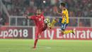 Aksi Pemain Persija Jakarta, Rohit Chand (kiri) menghalau bola dari pemain Tampines Rovers pada laga Piala AFC 2018 di Stadion Utama GBK, Senayan, Jakarta (28/2/2018). Persija menang 4-1. (Bola.com/Nick Hanoatubun)