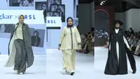 Pada runway Zaskia Sungkar x NASL, Titi Kamal tampil elegan dan percaya diri dengan busana full pattern yang memikat perhatian. Hijab berwarna netral yang dikenakan Titi menambah kesan seimbang pada keseluruhan outfit, sehingga meskipun penuh dengan pola, tampilannya tidak terasa berlebihan. [Dok/Fimela/Adrian Utama P].