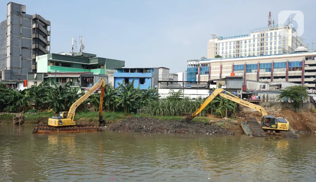 Petugas Dinas Sumber Daya Air dengan alat berat mengeruk sampah bercampur lumpur di aliran Banjir Kanal Barat, Jakarta, Rabu (14/10/2020). Pemprov DKI terus melakukan pengerukan serta pembersihan untuk mencegah pendangkalan juga mengantisipasi banjir di musim hujan. (Liputan6.com/Immanuel Antonius)