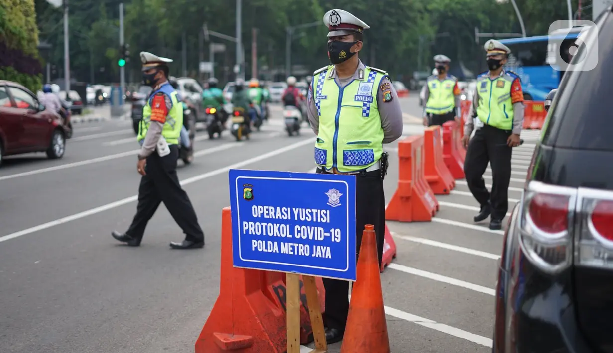 Petugas gabungan menggelar Operasi Yustisi Protokol Covid-19 di kawasan Tugu Tani, Jakarta, Senin (14/9/2020). Operasi tersebut digelar sebagai langkah untuk menekan penyebaran Covid-19 di masa PSBB Jakarta. (Liputa6.com/Immanuel Antonius)