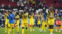 Para pemain Ekuador melakukan selebrasi pada akhir pertandingan melawan Qatar pada grup A Piala Dunia 2022 di Stadion Al Bayt di Al Khor, Qatar, Minggu (20/11/2022). Ekuador menang atas Qatar 2-0. (AP Photo/Darko Bandic)