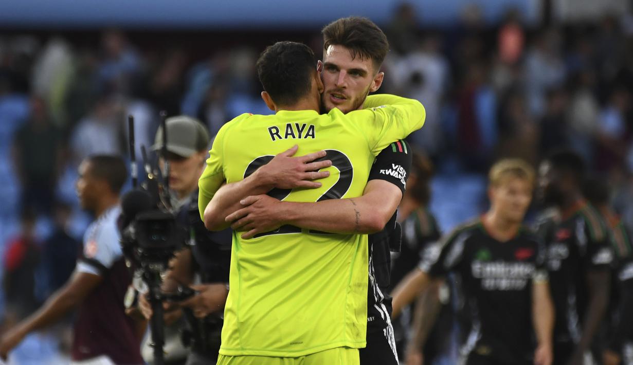 Kiper Arsenal, David Raya (kiri) merayakan kemenangan bersama Declan Rice setelah laga lanjutan Liga Inggris 2024/2025 di Villa Park, Birmingham, Inggris, Sabtu (24/08/2024) malam WIB. (AFP/Adrian Dennis)
