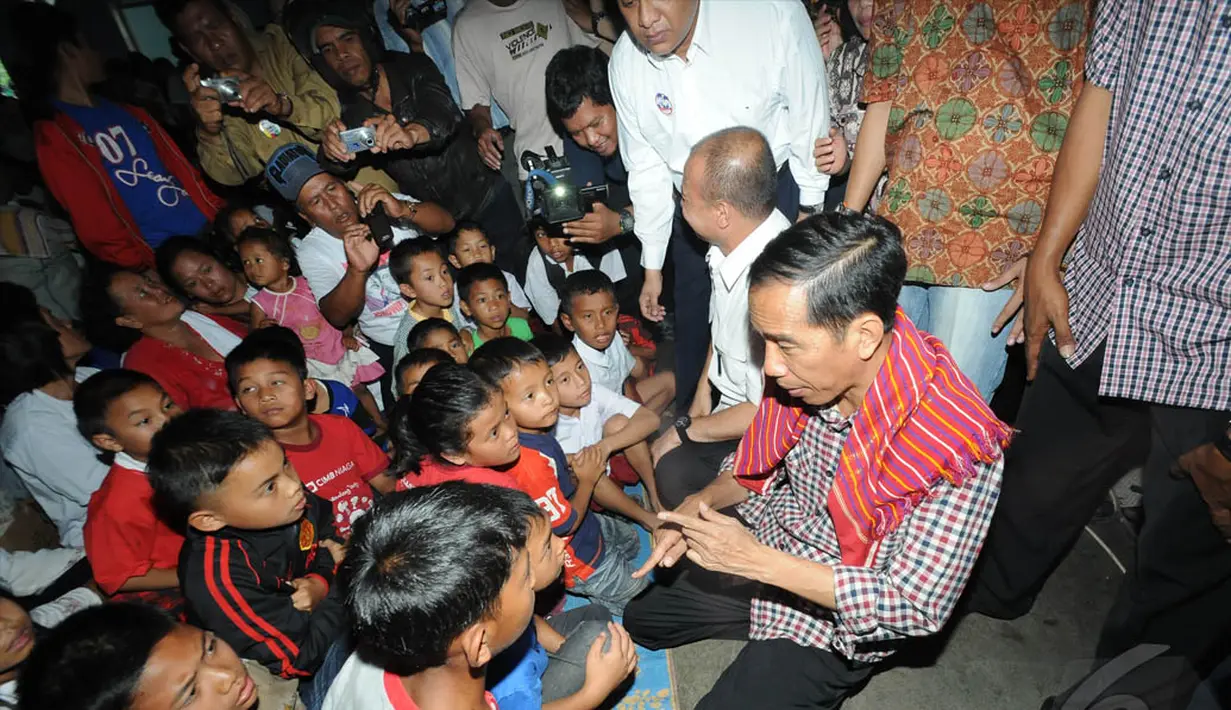 Jokowi berdialog dengan anak-anak korban dari erupsi Sinabung di pengungsian, Kabanjahe, Kabupaten Karo, Sumatera Utara, Selasa (10/6/2014) (Liputan6.com/Herman Zakharia)