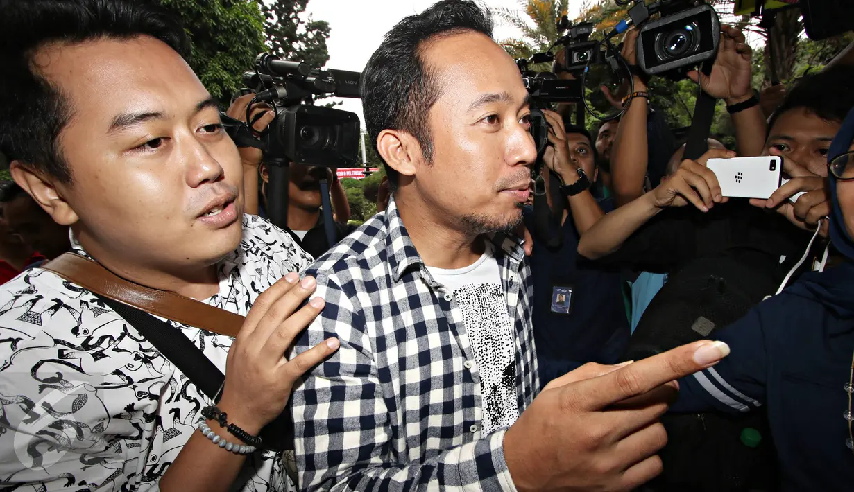 Denny Cagur saat tiba di Polda Metro Jaya, Jakarta, Senin (21/3/2016). Denny mengaku ‎siap memberikan keterangan kepada penyidik terkait kasus penghinanaan lambang negara oleh penyanyi dangdut Zaskia Gotik. (Liputan6.com/Immanuel Antonius)