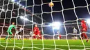 Pemain Liverpool, Xherdan Shaqiri mencetak gol ketiga timnya ke gawang Newcastle United pada pertandingan Liga Inggris di Stadion Anfield, Rabu (26/12). Liverpool bertahan di puncak klasemen Liga Inggris setelah menghajar Newcastle 4-0. (AP/Jon Super)