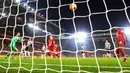Pemain Liverpool, Xherdan Shaqiri mencetak gol ketiga timnya ke gawang Newcastle United pada pertandingan Liga Inggris di Stadion Anfield, Rabu (26/12). Liverpool bertahan di puncak klasemen Liga Inggris setelah menghajar Newcastle 4-0. (AP/Jon Super)