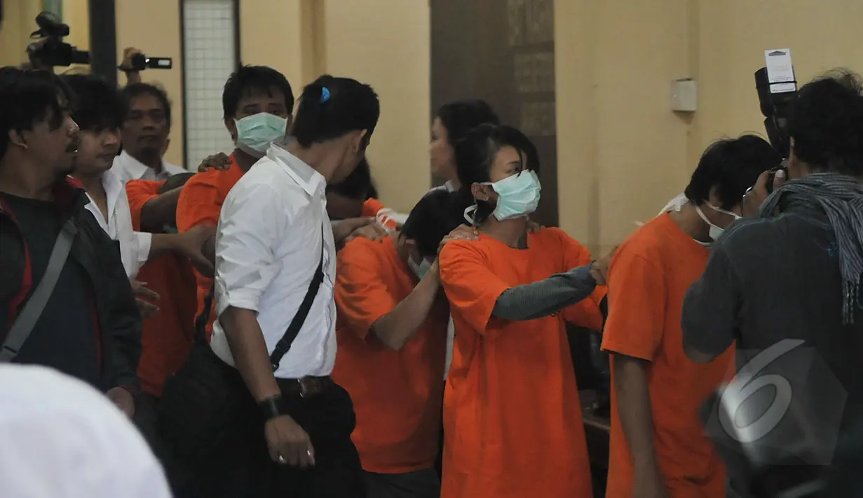 Petugas kepolisian mengiring enam orang tersangka dari tiga kasus berbeda menuju ruang tahanan di Mapolres Jakarta Selatan, Senin (27/4/2015). (Liputan6.com/Johan Tallo)