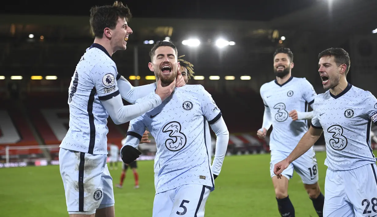 Gelandang Chelsea, Jorginho (tengah) melakukan selebrasi usai mencetak gol ke gawang Sheffield United pada pertandingan lanjutan Liga Inggris di stadion Bramall Lane di Sheffield, Inggris, Senin (8/2/2021). Chelsea menang tipis atas Sheffield United 2-1. (Oli Scarff / Pool via AP)