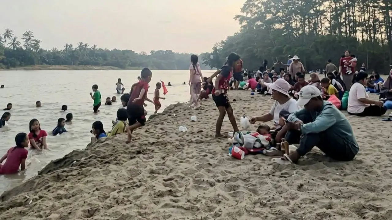 Kemarau Ubah Sungai Way Kanan Jadi 'Pantai' Dadakan, Warga Ramai-ramai Datang untuk Mandi hingga Bersantai