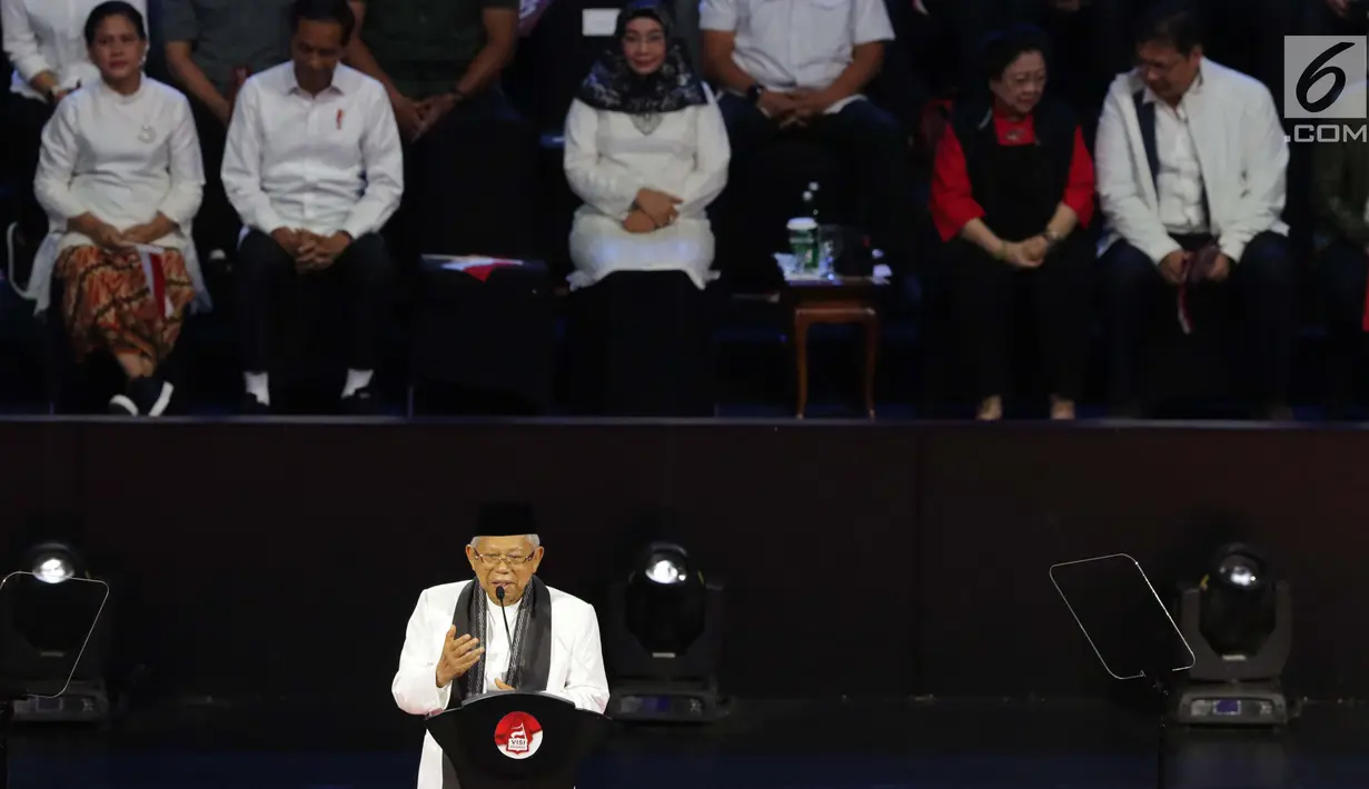 Wakil Presiden terpilih 2019-2024, KH Ma’ruf Amin memimpin doa penutup pidato Visi Indonesia yang disampaikan Presiden RI terpilih 2019-2014, Joko Widodo di SICC, Sentul, Kab Bogor, Jawa Barat, Minggu (14/7/2019). KH Ma’ruf Amin menutup pidato dengan doa.  (Liputan6.com/Helmi Fithriansyah)
