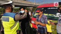 Petugas memberikan masker kepada pengendara selama Pemberlakuan Pembatasan Kegiatan Masyarakat (PPKM) Darurat di pos penyekatan Pasar Jumat, Jakarta, Sabtu (3/7/2021). Polda Metro Jaya menyiapkan 63 titik penyekatan selama penerapan PPKM Darurat di Jakarta dan sekitarnya. (merdeka.com/Arie Basuki)