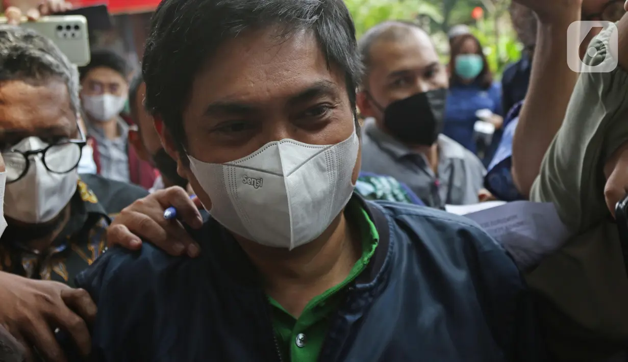 <p>Bupati Tanah Bumbu periode 2010-2015 dan 2016-2018 yang juga kader Partai Demokrasi Indonesia Perjuangan (PDI-P), Mardani H. Maming saat tiba di Gedung KPK, Jakarta, Kamis (28/7/2022). Sebelumnya, KPK menetapkan Mardani H Maming masuk dalam Daftar Pencarian Orang (DPO) terkait kasus dugaan suap dan gratifikasi izin usaha pertambangan di Kabupaten Tanah Bumbu, Kalimantan Selatan. (Liputan6.com/Helmi Fithriansyah)</p>