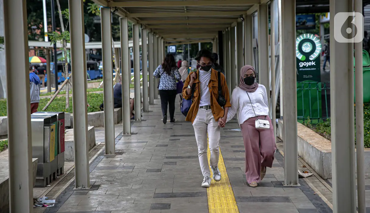 Warga berjalan di kawasan integrasi terpadu Stasiun Manggarai, Jakarta, Senin (10/1/2022). Penataan kawasan integrasi terpadu Stasiun Manggarai dilakukan untuk mewujudkan Stasiun Manggarai sebagai stasiun sentral. (Liputan6.com/Faizal Fanani)