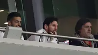 Kapten timnas Argentina, Lionel Messi, menyaksikan pertandingan melawan timnas Spanyol di royal box Stadion Wanda Metropolitano, Madrid, Rabu (28/3/2018) dini hari WIB.  (AP Photo/Paul White)