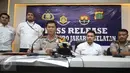 Petugas Polres Metro Jaksel merilis kasus kekerasan terhadap jurnalis TV Haritz Ardiansyah saat melakukan aktivitas peliputan di Jakarta, Kamis (13/4). Pelaku, Kashira Uozumi, juga dinyatakan positif mengonsumsi narkoba (Liputan6.com/Immanuel Antonius)