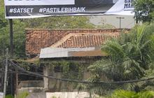 FOTO: Penampakan Baliho Ganjar Dicium Lansia Hiasi Kawasan Karet Tengsin