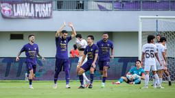 Setelah mencetak gol, pemain berkebangsaan Uzbekistan tersebut enggan melakukan selebrasi dengan mengangkat tangannya ke atas. (Bola.com/Bagaskara Lazuardi)