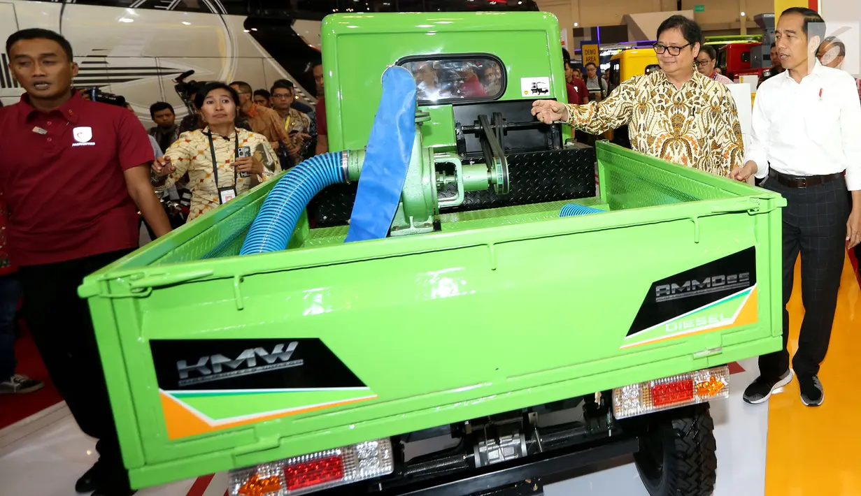 Presiden Joko Widodo (Jokowi) didampingi Menteri Perindustrian, Airlangga Hartarto meninjau pameran seusai membuka Gaikindo Indonesia International Auto Show (GIIAS) 2018 di ICE BSD, Tangsel, Kamis (2/8). (Liputan6.com/Fery Pradolo)