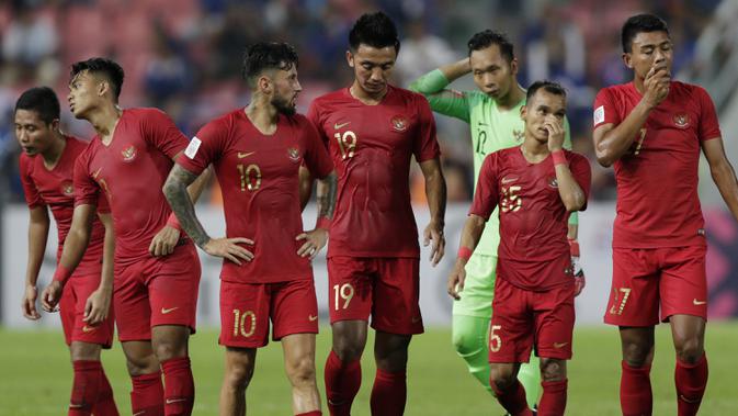 Ekspresi para pemain Timnas Indonesia, termasuk kiper Awan Setho Raharjo (baju hijau) setelah kalah 2-4 dari Thailand pada Piala AFF 2018 di Stadion Rajamangala, Sabtu (17/11/2018). (Bola.com/M. Iqbal Ichsan)